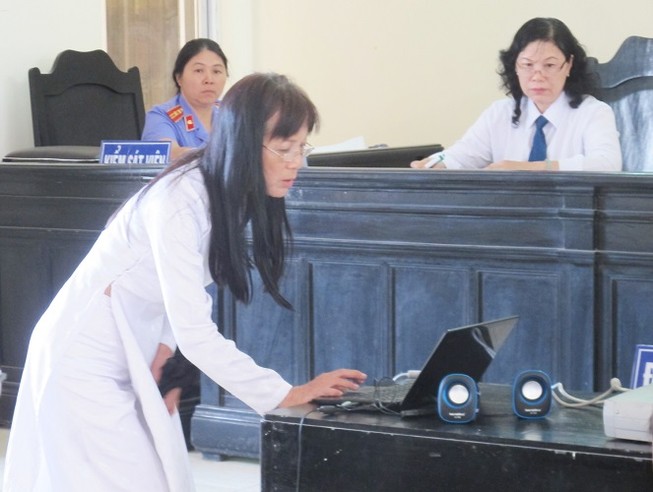 Cựu giáo viên kiện cựu GĐ Sở, hiệu trưởng đòi bồi thường 1,8 tỉ