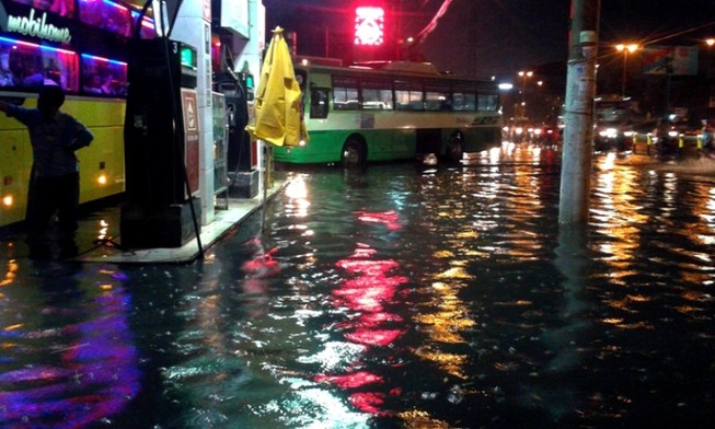 Sài Gòn lại ngập nặng sau cơn mưa lớn