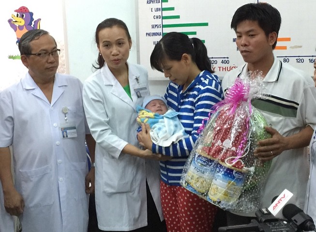 Bé sơ sinh bị đâm vào đầu ngày mai sẽ xuất viện