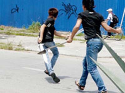 Chém 4 người gây thương tích vì nhìn đểu