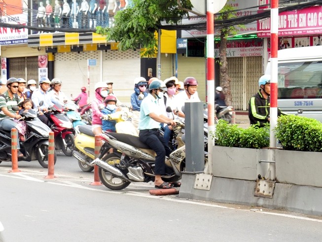 Thản nhiên ‘chọc ngang’ cột phân cách để vượt ẩu
