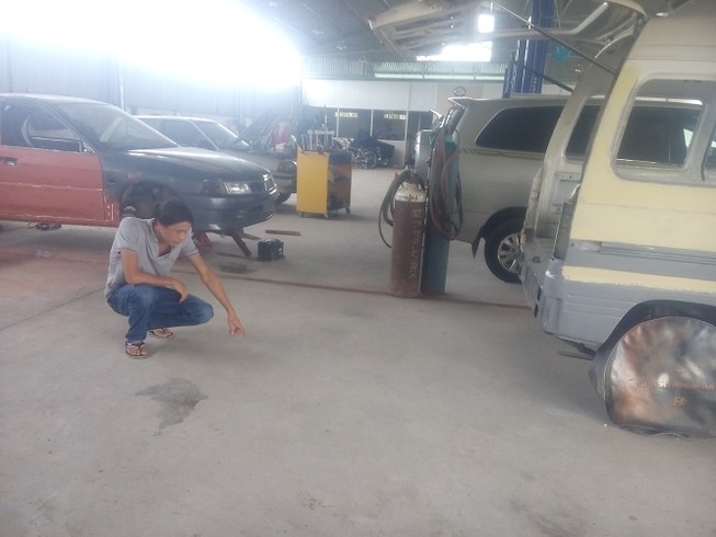 Chủ gara bị đâm chết trong đêm mưa gió