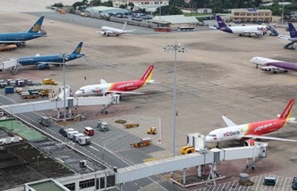 Hàng chục chuyến bay bị hủy do bão số 3