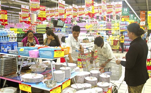 Giá xăng dầu giảm, hàng hóa và dịch vụ vẫn tăng