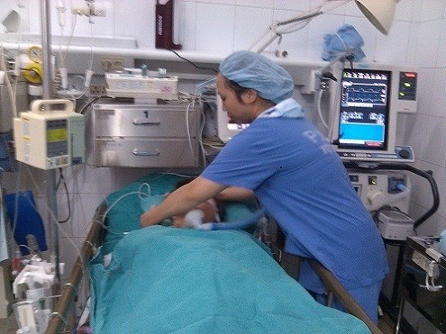Vào tận bệnh viện đâm hai nhát vào người đang nằm cấp cứu