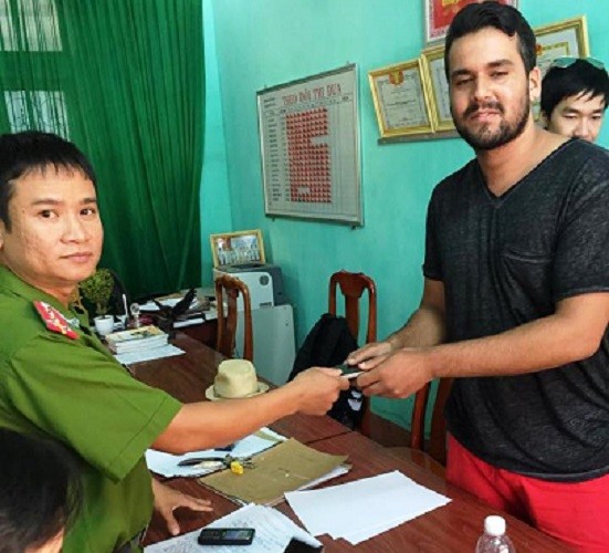 Giả vờ giúp đỡ rồi giựt luôn điện thoại của du khách