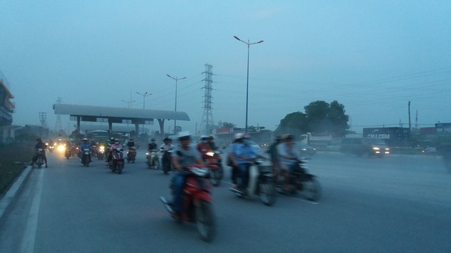 Bụi mù bất thường trên xa lộ Hà Nội