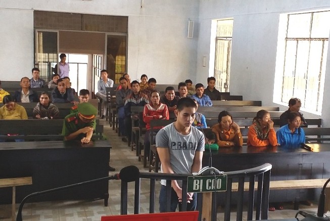 Sang hàng xóm xem nhờ tivi, ‘yêu râu xanh’ hại đời bé gái