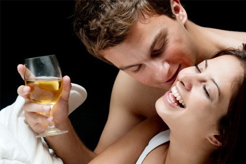 3 cách uống bia hỗ trợ chuyện ‘yêu’