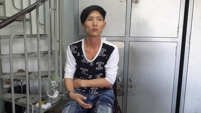 Tên cướp phóng dao vào công an để trốn chạy