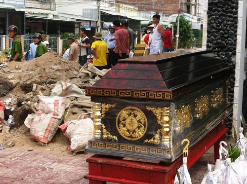 Biểu dương lực lượng… trước luật