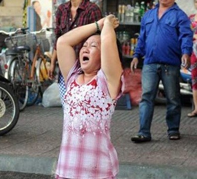 Lời giải của người phụ nữ quỳ lạy trong đám cháy