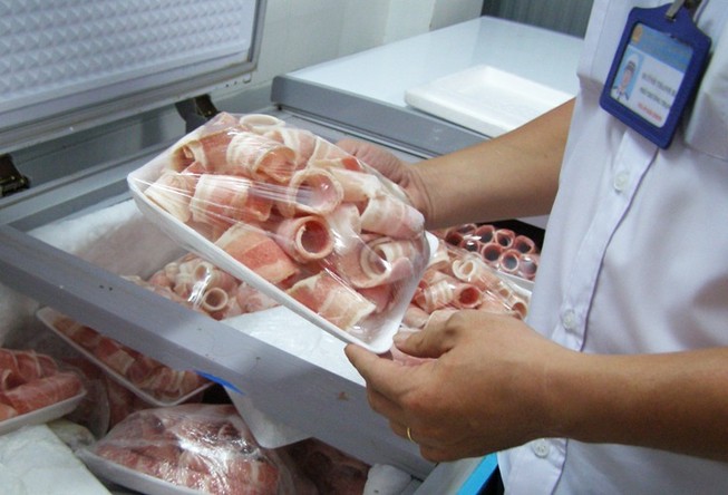 Cả tấn thịt không nguồn gốc đóng gói đẹp mắt chuẩn bị vào quán