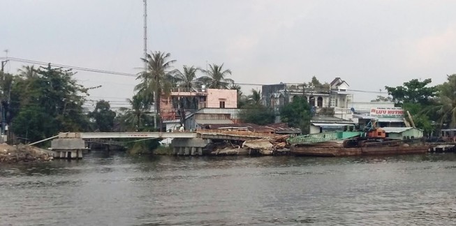 Thị trấn bị 'cô lập' vì làm cầu, đường cấp tập