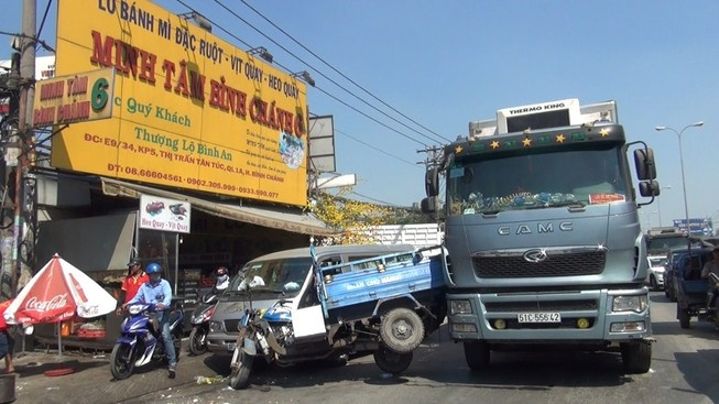 Hàng chục người dân nâng xe ba gác, giải cứu người phụ nữ