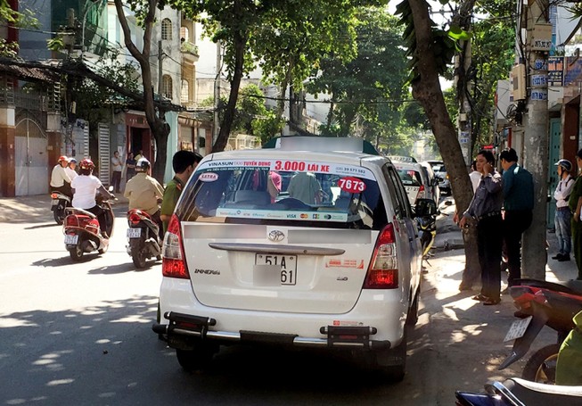 Tài xế taxi tử vong trong chiếc xe khóa kín