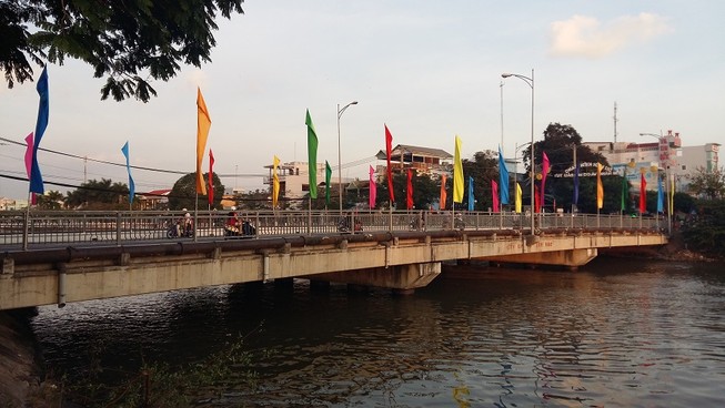 Đôi tình nhân nhảy cầu tự tử nghi do thua bạc