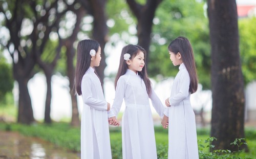 Chị em sinh ba diện áo dài trắng