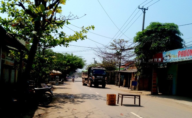 Dân mang thùng bia, bàn ghế chặn xe chở đất gây bụi