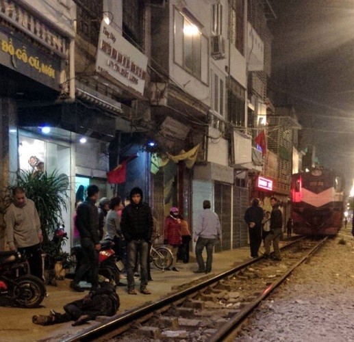 Ngồi chơi trên đường ray bị tàu hất văng 10 m