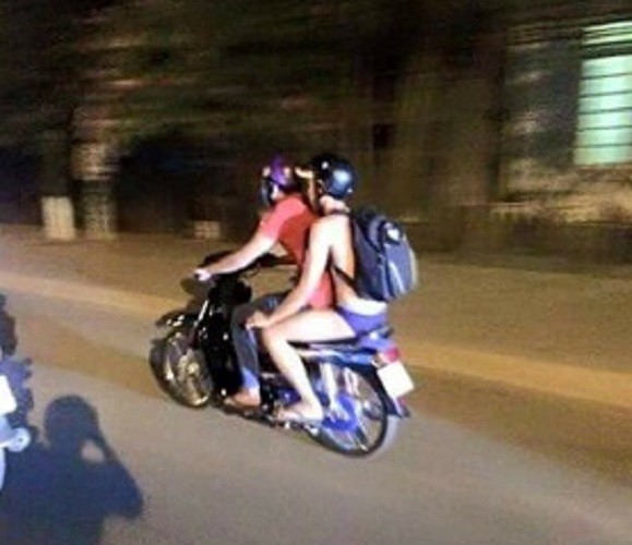 Quái dị 'nhong nhong' giữa phố để câu like