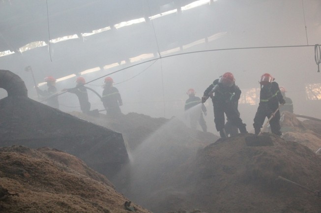 Lửa bao trùm xưởng gỗ, hàng trăm công nhân tháo chạy