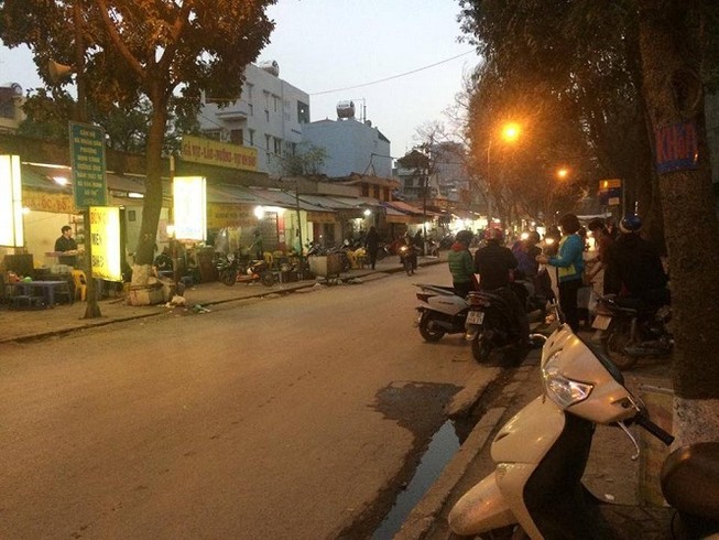 Sau va chạm, lái xe máy cầm dao truy đuổi ô tô