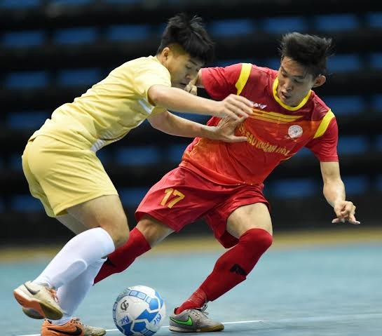 Cầu thủ dốc sức lấy điểm ở Giải Vô địch Futsal toàn quốc