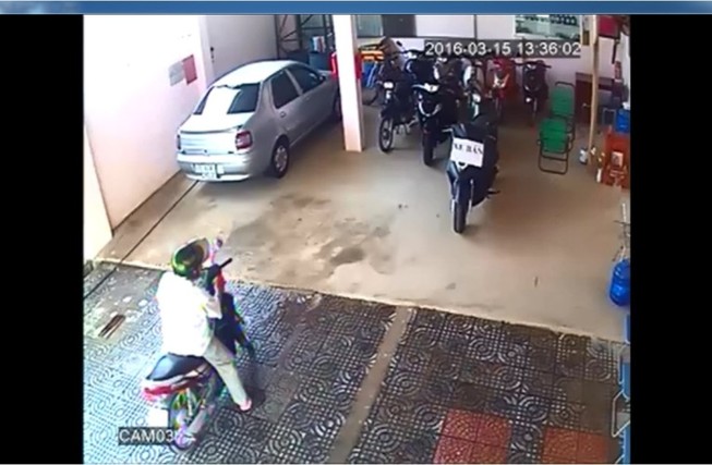 Truy tìm người khóa cửa, tưới xăng vào nhà chủ tiệm cầm đồ