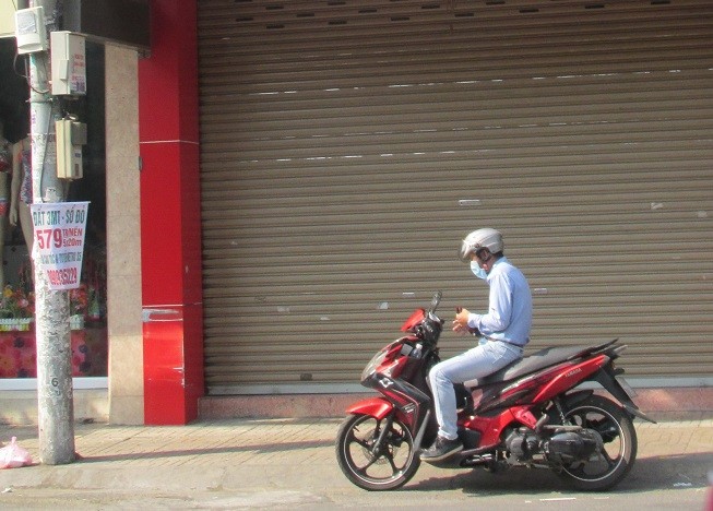 Buồn chuyện nợ nần, chủ tiệm mắt kính tự tử
