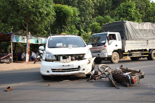 Taxi bất ngờ quay đầu khiến hai người trên xe máy thương vong
