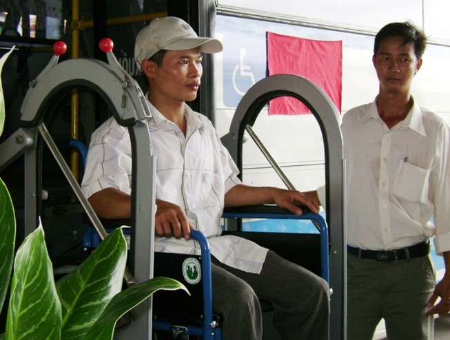 Nhiều biện pháp để xe buýt thân thiện với người khuyết tật