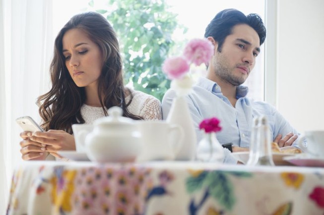 Khi điện thoại 'hấp dẫn' hơn người ấy