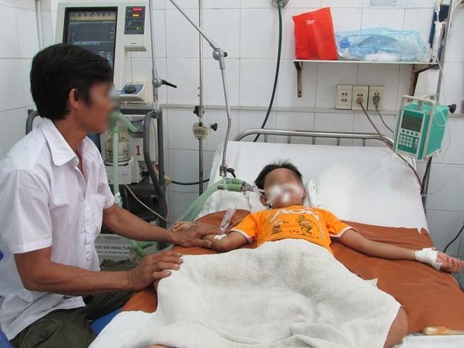 Cháu bé bị ngáng dây vào cổ có nguy cơ bại não