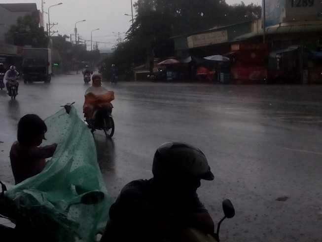 Mưa lớn kéo dài hơn 1 tiếng ở Biên Hòa