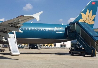 Khách lại tự ý mở cửa thoát hiểm máy bay