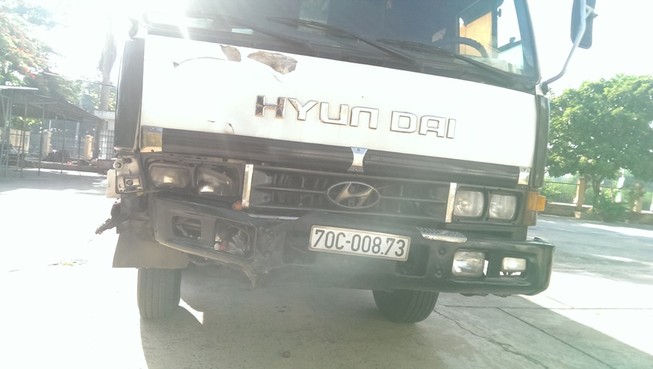 Người đàn ông chở chôm chôm bị xe tải kéo lê 600 m
