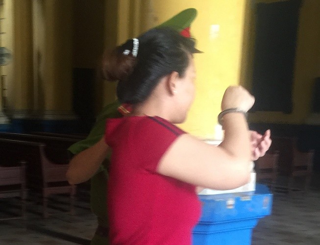 Nữ nhân viên massage trộm hai nhẫn kim cương rồi trả lại