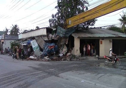 Xe tải mất lái tông sập cổng chùa, lao vào nhà dân