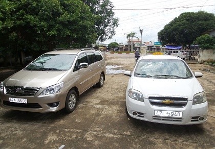 Thanh niên ngáo đá đập vỡ kính ô tô và trụ ATM
