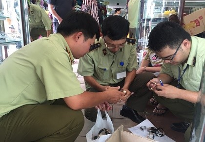 Phát hiện hơn 2.000 cái đồng hồ có dấu hiệu giả hàng hiệu