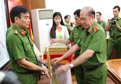 Khen thưởng đặc biệt tập thể phá chuyên án trộm tiệm vàng miền Tây