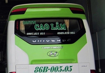 Xe khách lùi ẩu khiến 2 vợ chồng thiệt mạng