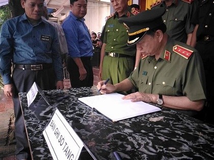 Bộ trưởng Bộ Công an viếng đám tang bí thư, chủ tịch HĐND tỉnh Yên Bái
