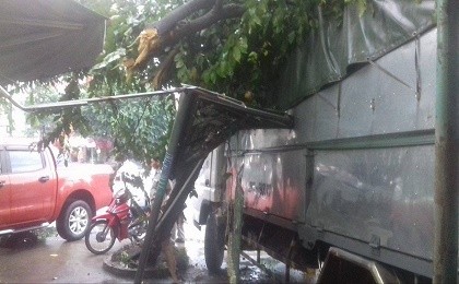 Xe tải xoay 180 độ, leo lề giữa cơn mưa tầm tã