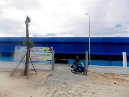 Giám đốc người Hàn Quốc bị khối kính đè tử vong