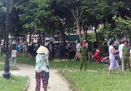 Quyết tự tử, người đàn ông ném đá ai định cứu mình