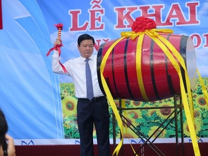 Bí thư Đinh La Thăng gióng trống khai giảng năm học mới