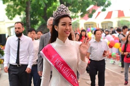 Dàn Hoa hậu, Á hậu rạng rỡ dự lễ khai giảng trường cũ