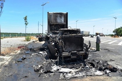 Xe đầu kéo bất ngờ cháy rụi, tài xế cuống cuồng thoát thân